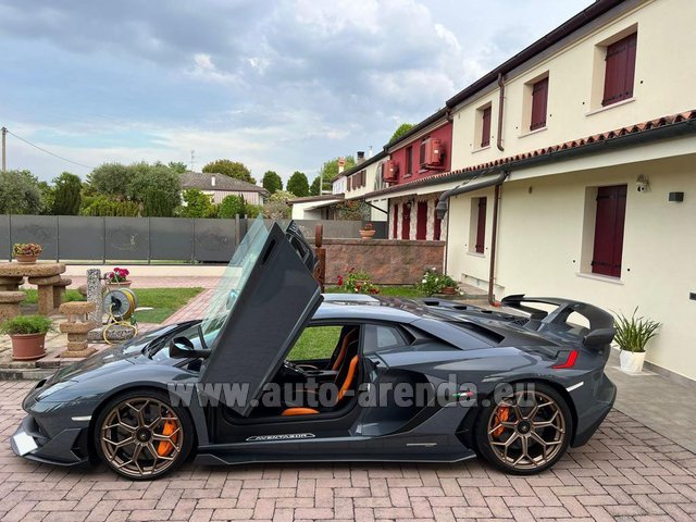 Rental Lamborghini Aventador SVJ in Luton